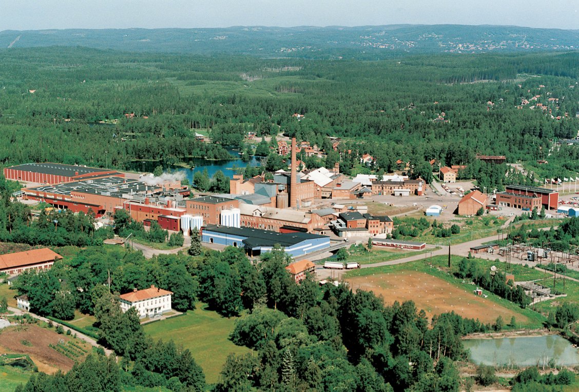 fabriek naast de rivier in zweden