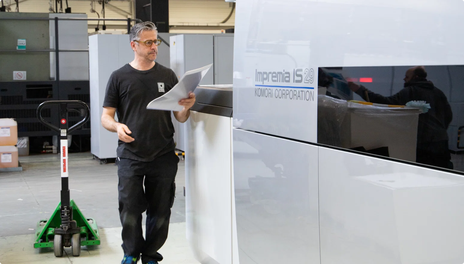 Medewerker print operator aan printmachine Impremia