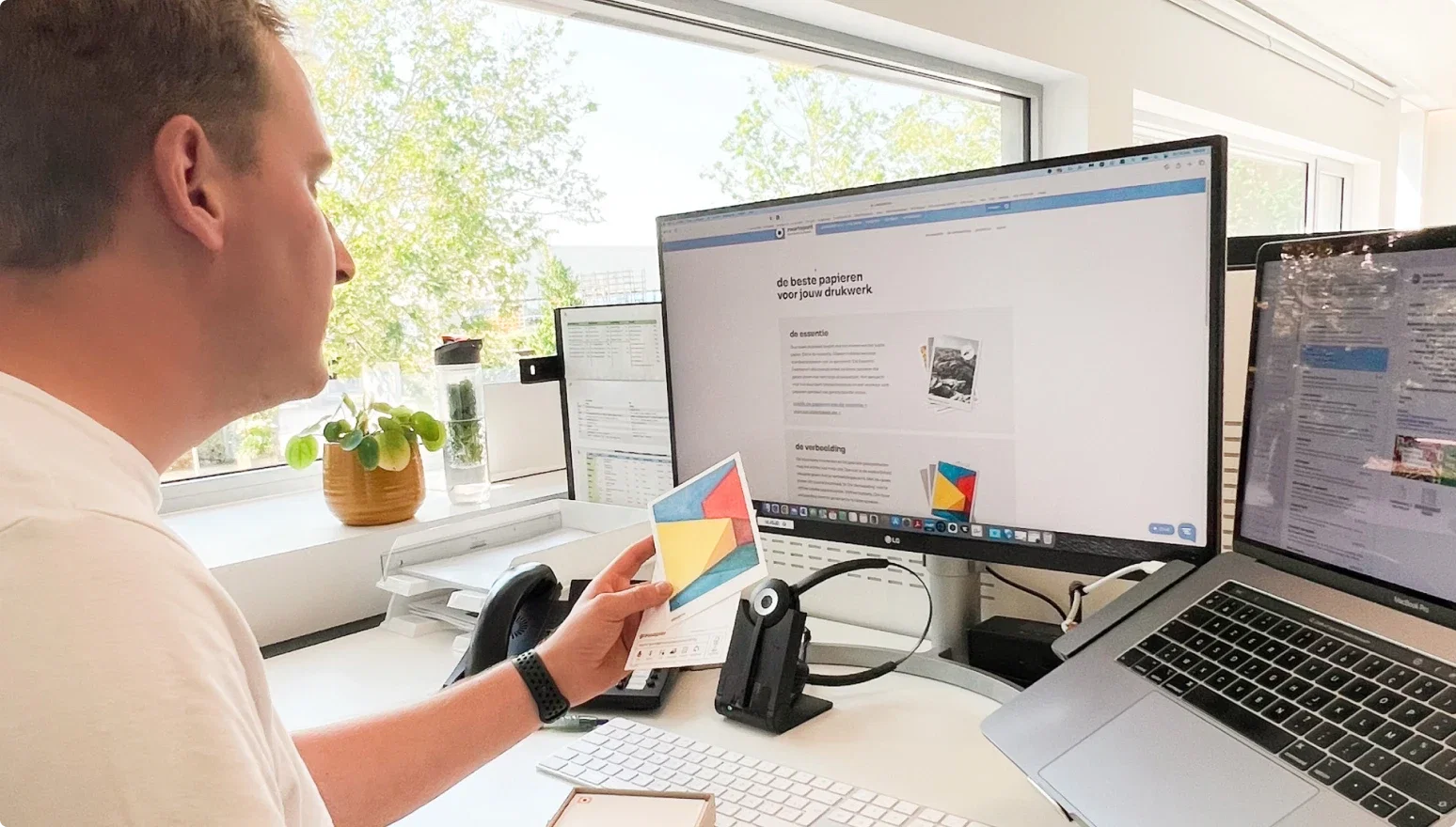 Medewerker aan het bellen