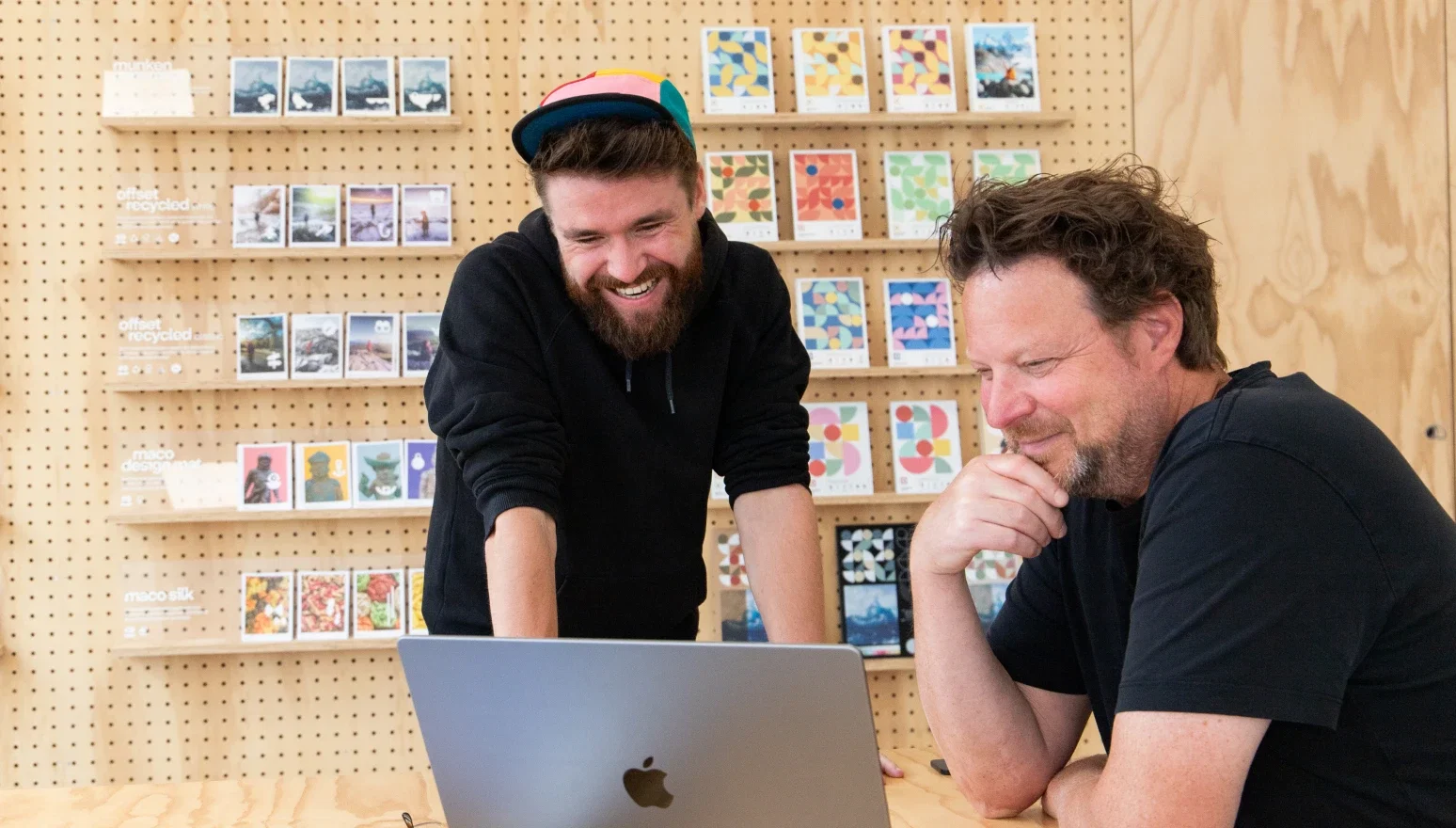 Medewerkers kijken naar laptop