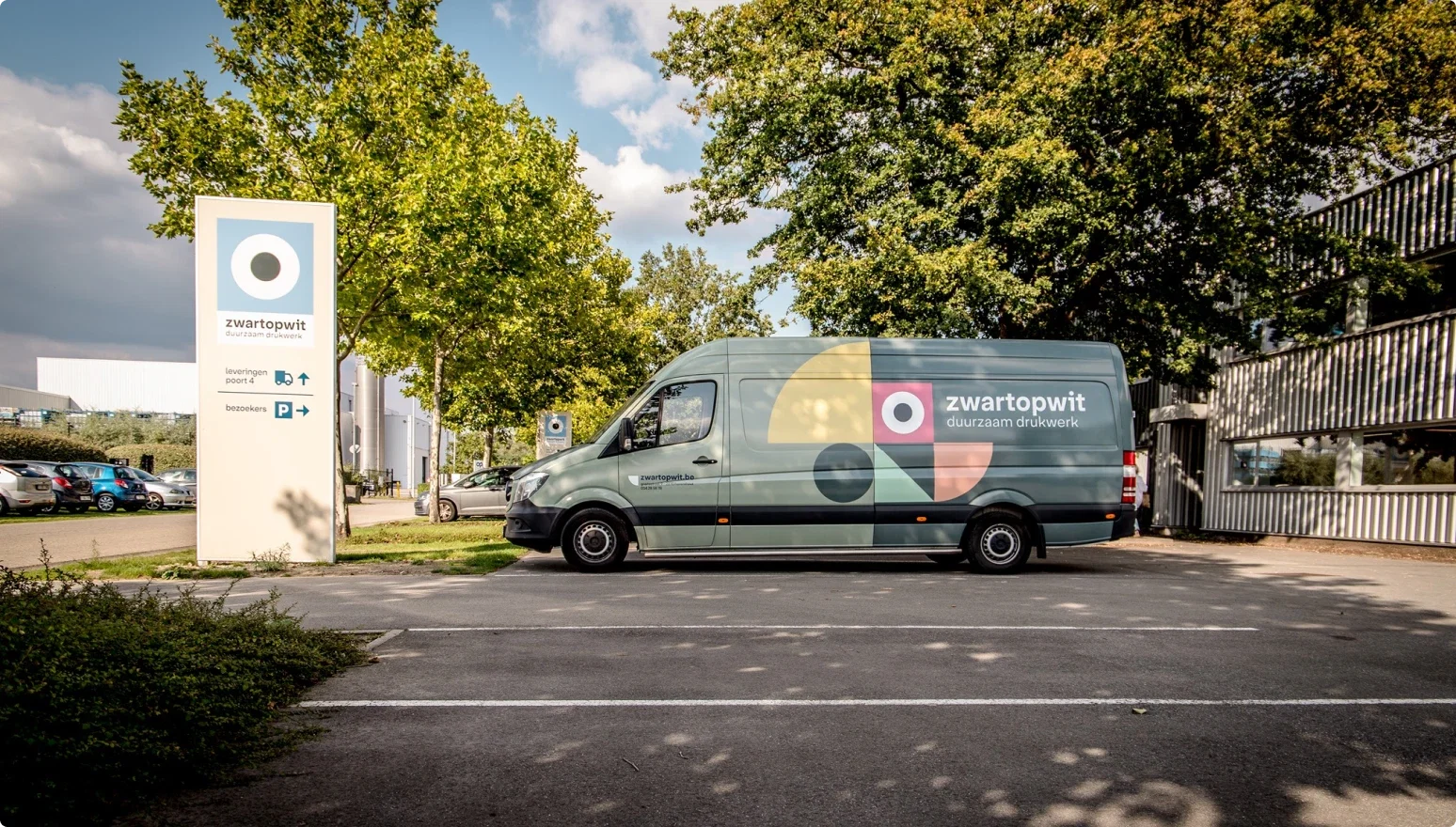 Wagen van Zwartopwit voor express levering