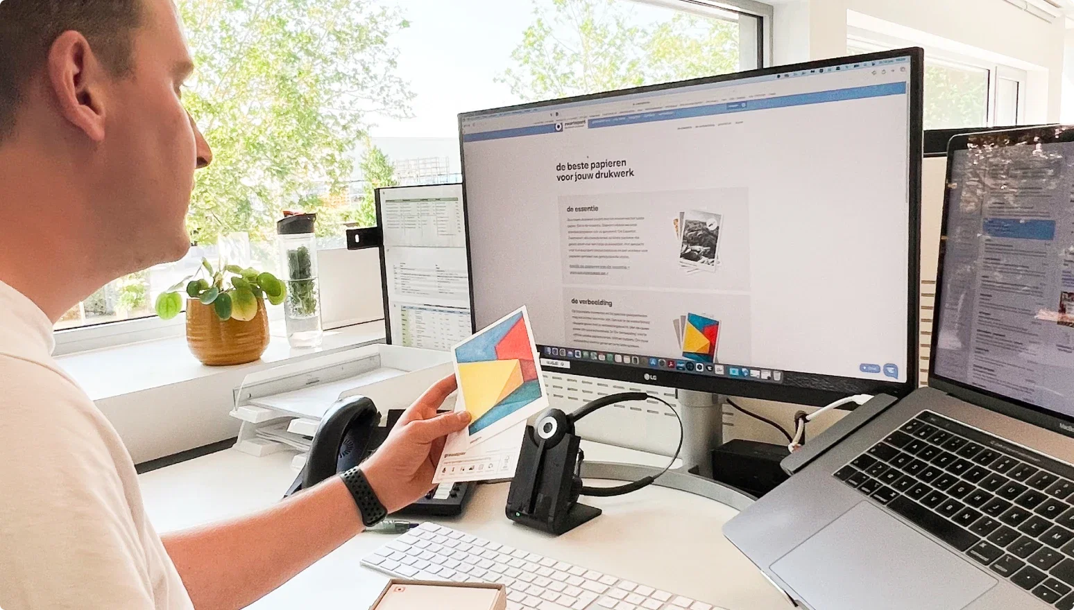 Medewerkers kijken naar laptop