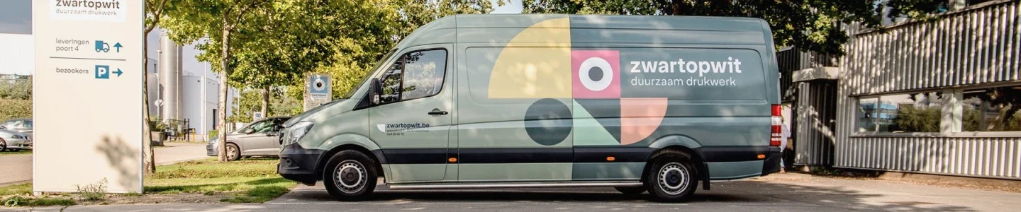 Zwartopwit bus met autobelettering