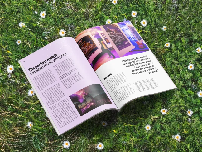 festival brochure gelegen op een grasveld