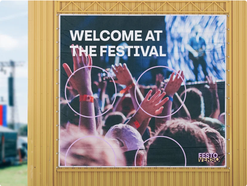 opgehangen banner voor een festival