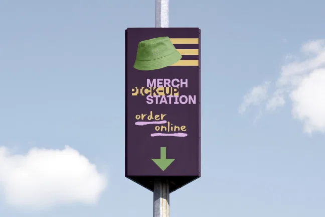 Infobord vastgemaakt aan een paal