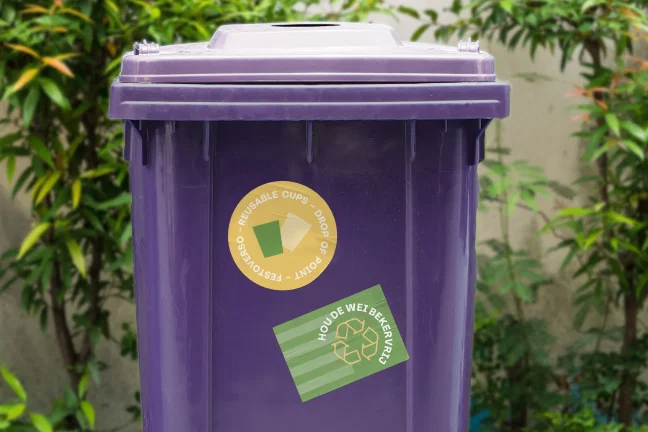 bedrukte stickers op een vuilbak
