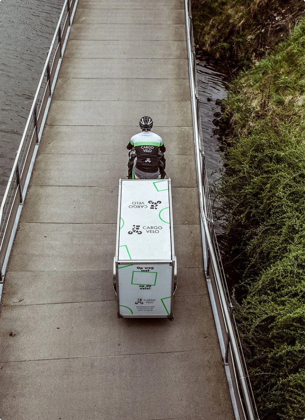 Medewerker van cargo velo die een product vervoerd met de fiets.