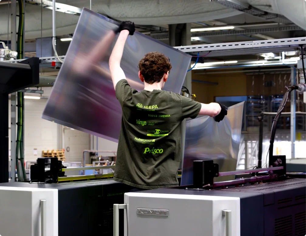 Stagiair aan een drukwerkmachine.