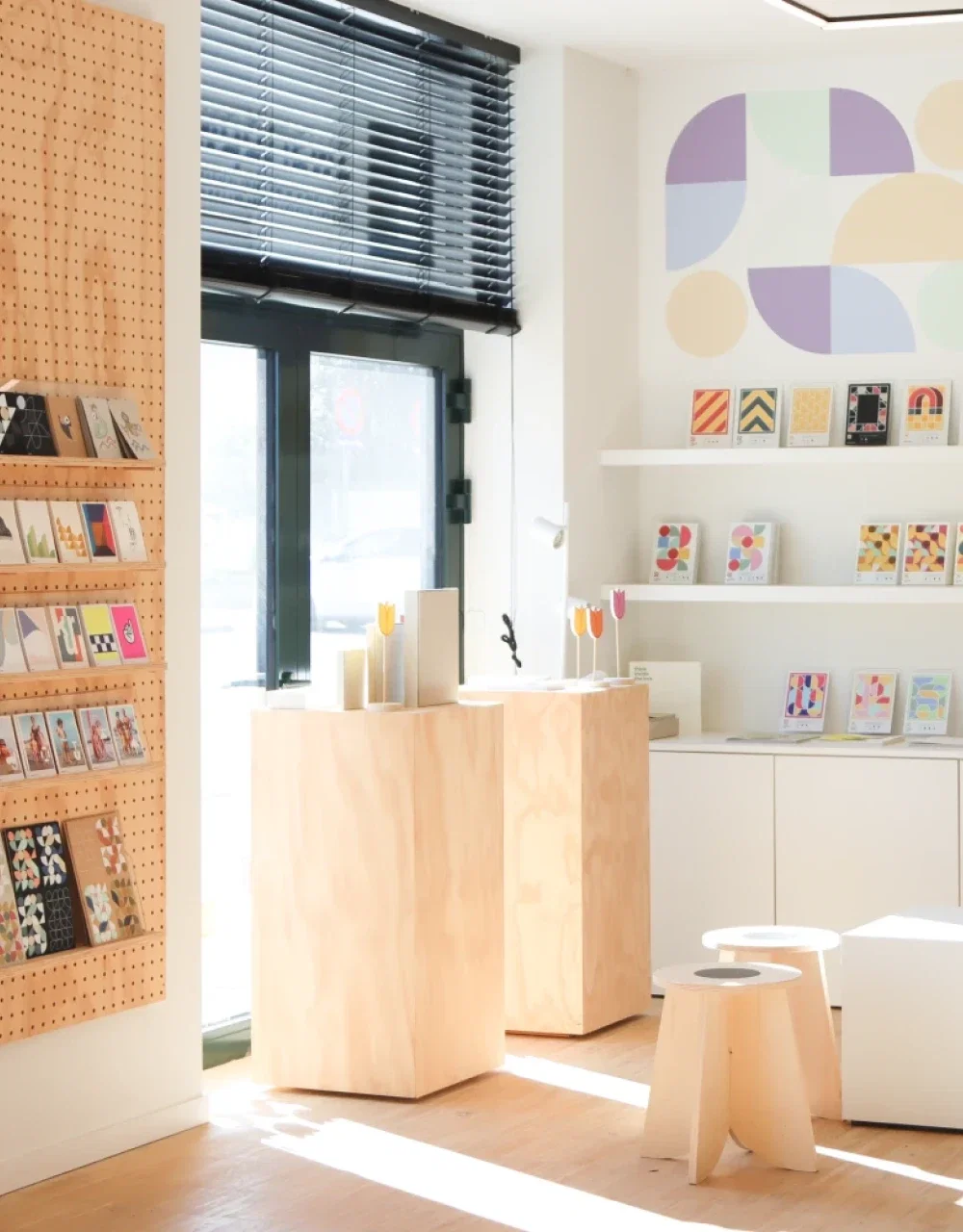 Servicepunt mechelen met interieur elementen van zwartopwit.