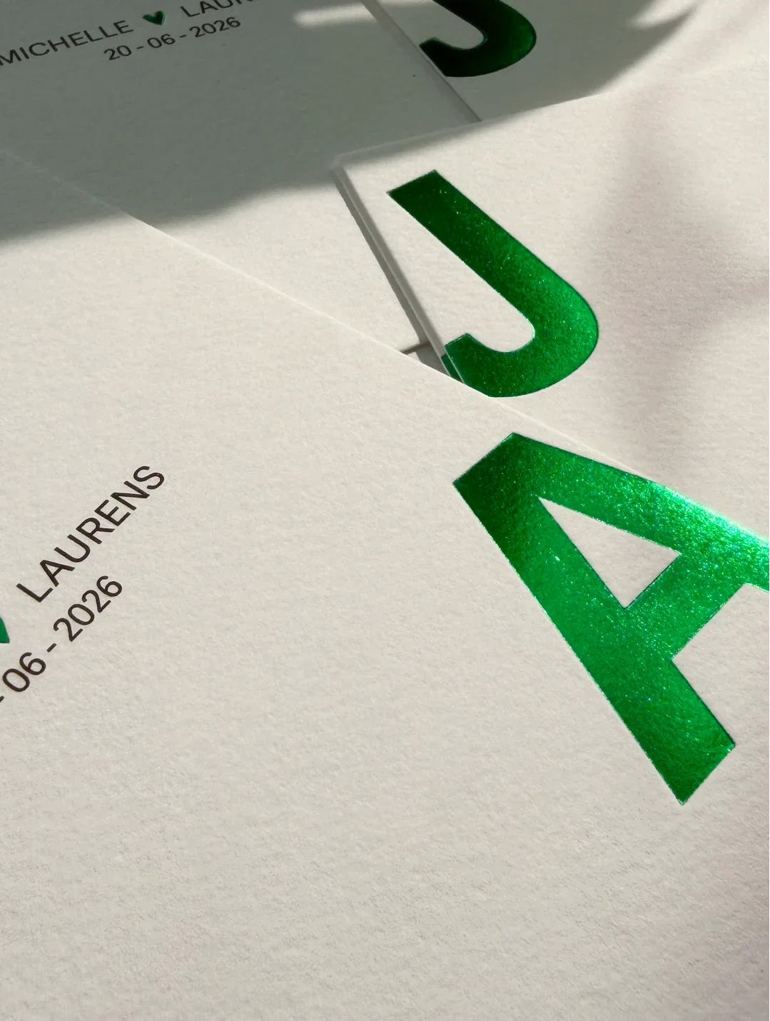 Letterpress drukwerk met een groene foliedruk. 