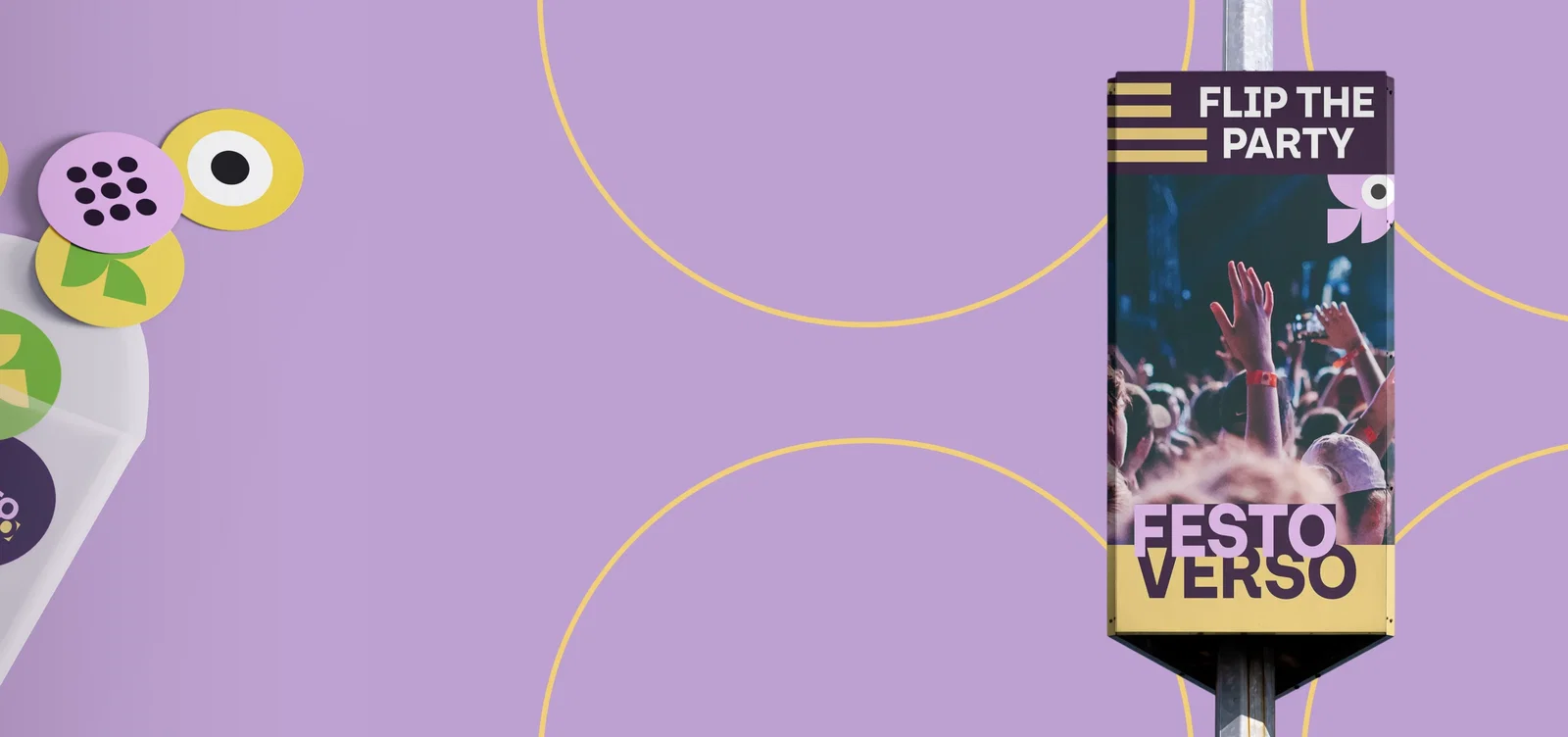 Promotiemateriaal voor festivaldrukwerk op een paarse achtergrond: links ronde stickers in diverse kleuren en vormen, rechts een lantaarnpaal met een dubbelzijdig reclamebord voor festival 'Festoverso' met als slogan 'Flip the Party'. Op het bord is een menigte festivalgangers afgebeeld.