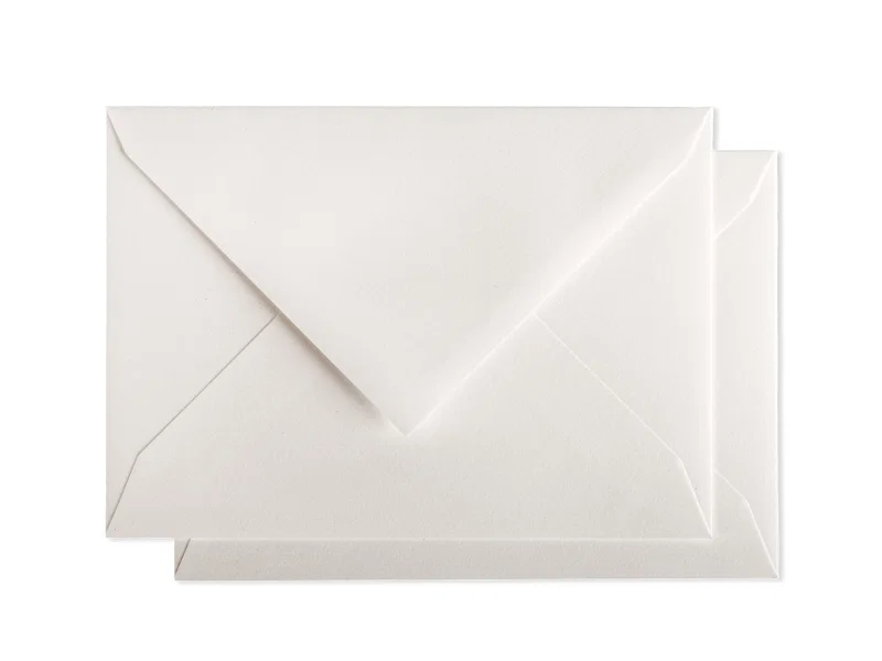 Envelop van Gmund Linnen Cream papier met gegomde sluiting.