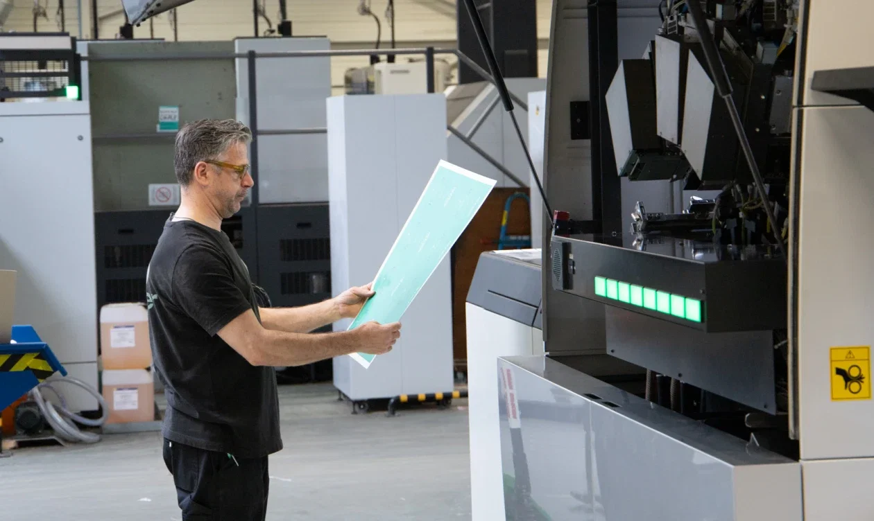 Man aan digitale drukpers voor vacature Digitale Printoperator