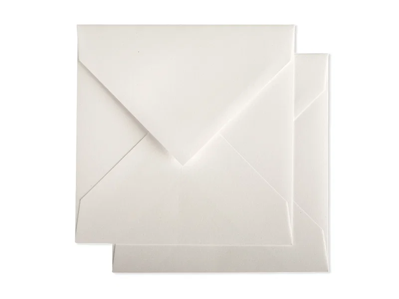 Envelop van Gmund Linnen Cream papier met gegomde sluiting.